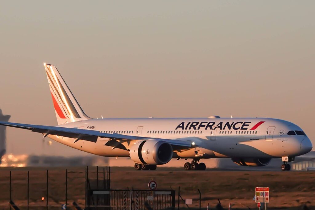 air_france_boeing_787-9_dreamliner_f-hrbi_landing_at_charles_de_gaulle_airport..jpg