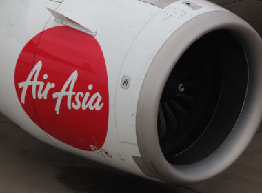 airasia_airbus_a320_engine_cowl_with_the_airasia_logo.jpg