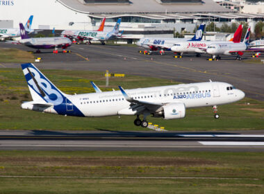 airbus_a320neo_landing_after_its_test_flight_in_toulouse_blagnac_airport_tls.jpg