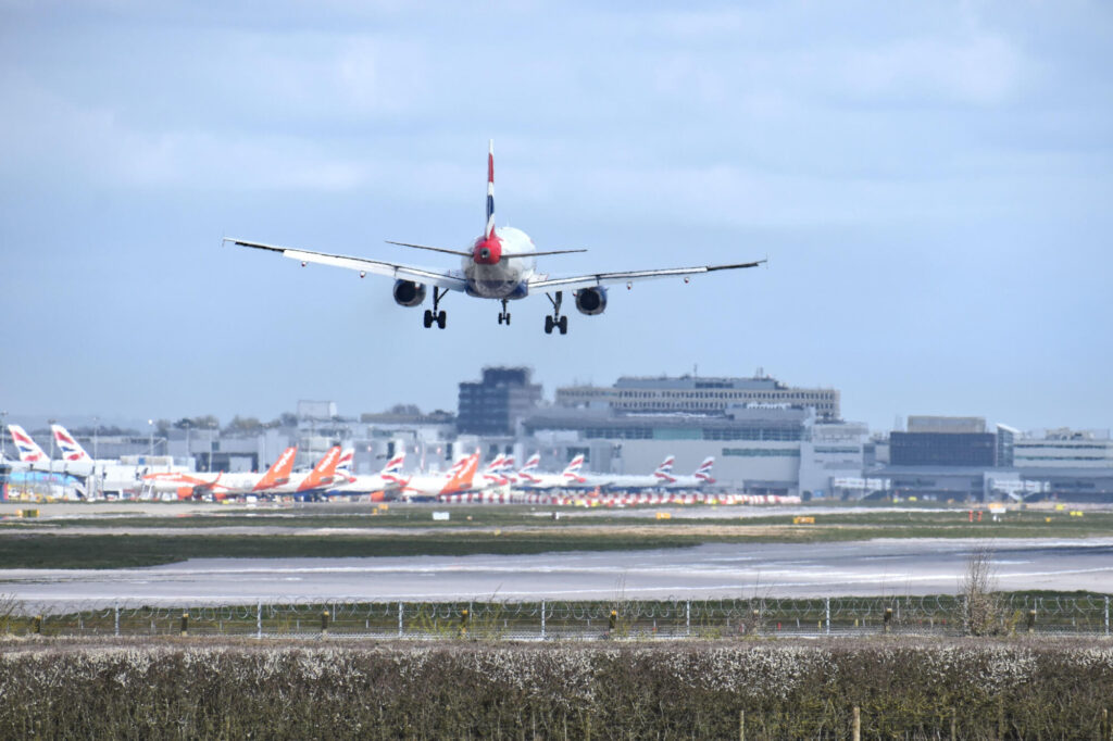 aircraft_comes_in_to_land_at_gatwick.jpg