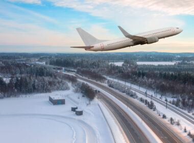 airplane_taking_off_from_oslo_airport.jpg