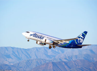 alaska_airlines_boeing_737-700_departing_los_angeles_international_airport_lax-1.jpg