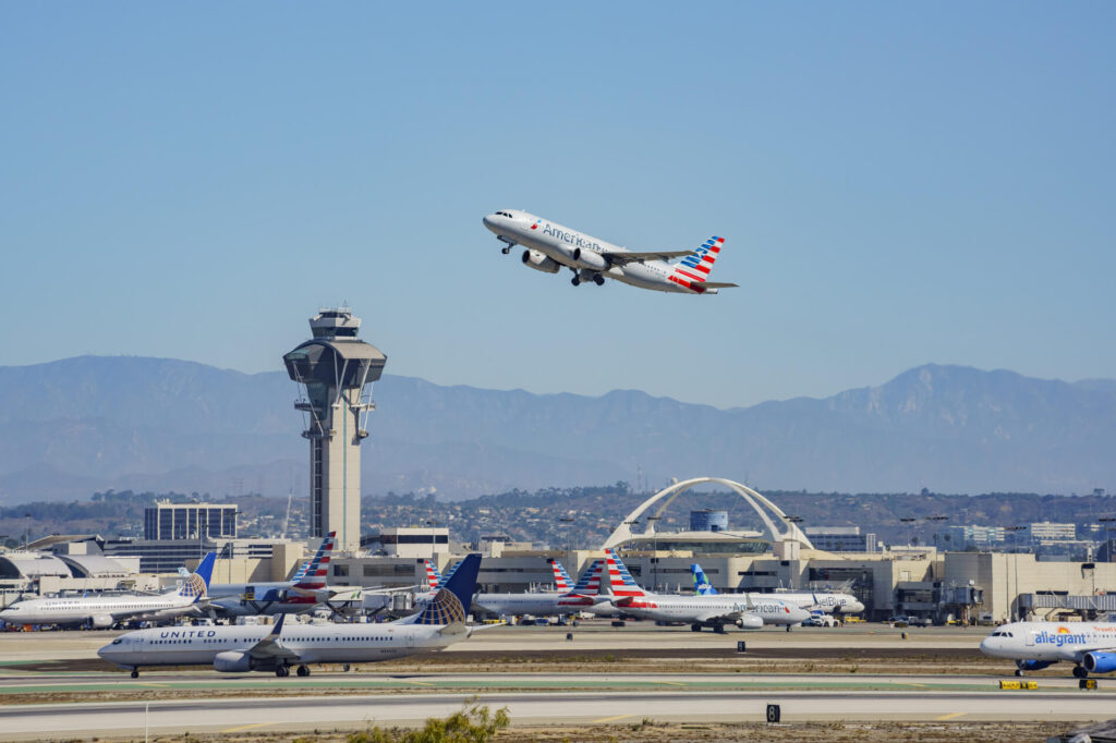 american_airline_take_off_from_lax_airport.jpg