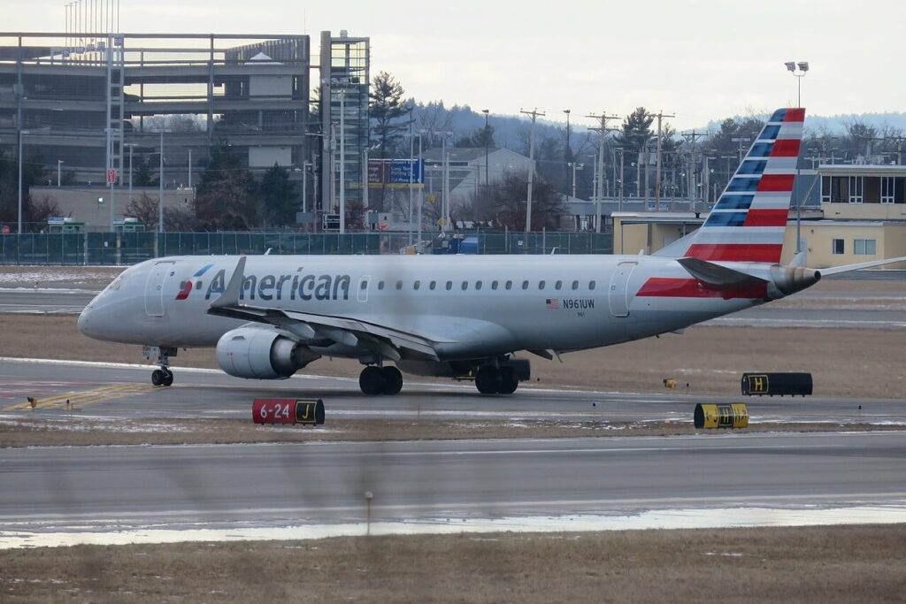 an_american_airlines_embraer_e190_taxiing_to_the_terminal.jpg