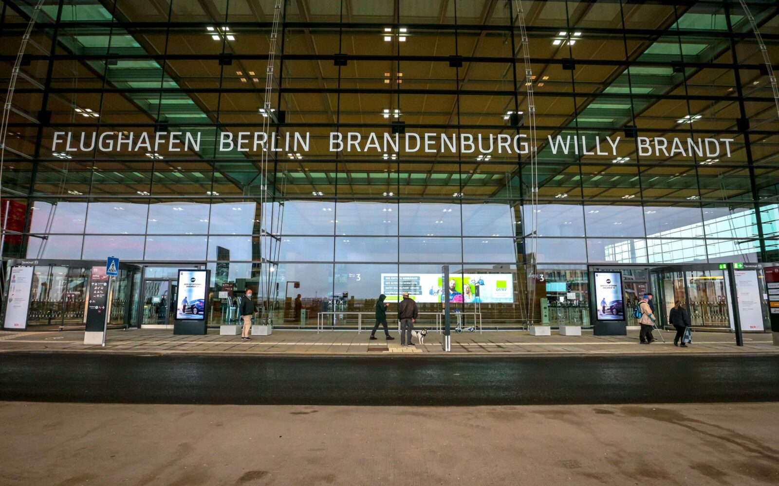 Berlin Airport (BER) staff suffer electric shocks - AeroTime