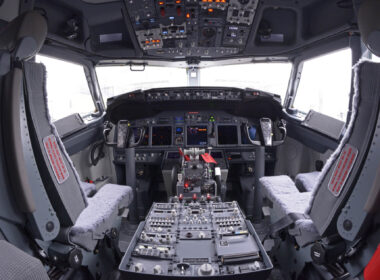 boeing_737-400_cockpit-7.jpg