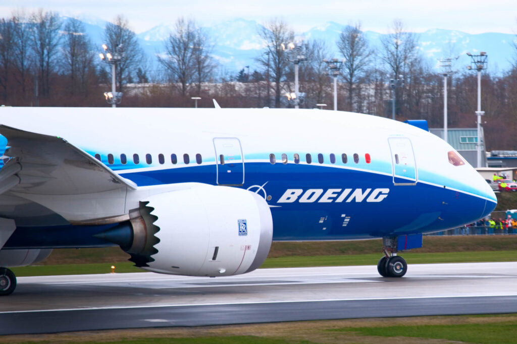 boeing_787_dreamliner_in_boeing_test_livery_in_everett_washington.jpg