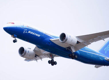 boeing_787_dreamliner_taking_off_for_its_first_flight_in_2009.jpg