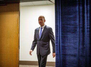 boeing_ceo_dennis_muilenburg_enters_a_room-2.jpg