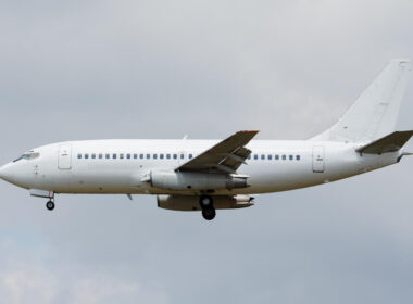 boeint_737_classic_landing_at_an_airport.jpg