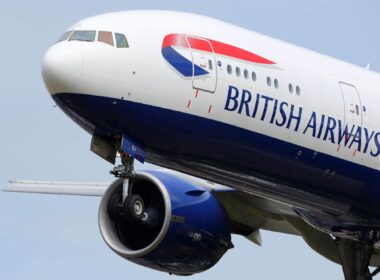 british_airways_boeing_777-200_landing_at_heathrow_airport_lhr.jpg