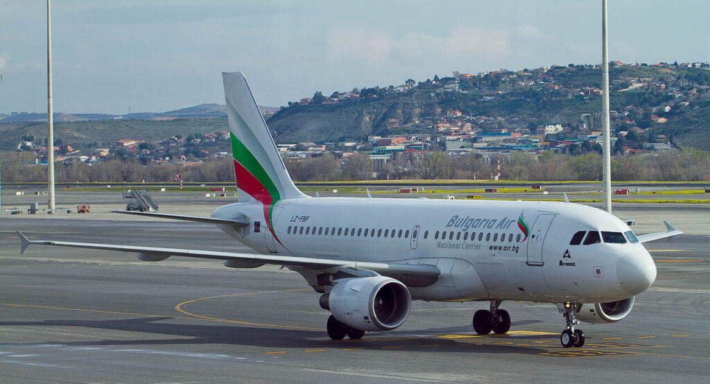 bulgaria_air_airbus_a319_freebird_airlines_a320_near_miss_at_cdg_airport.jpg