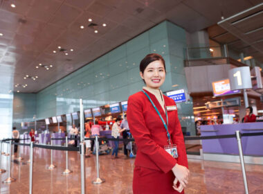 cathay_pacific_staff_at_changi_airport.jpg