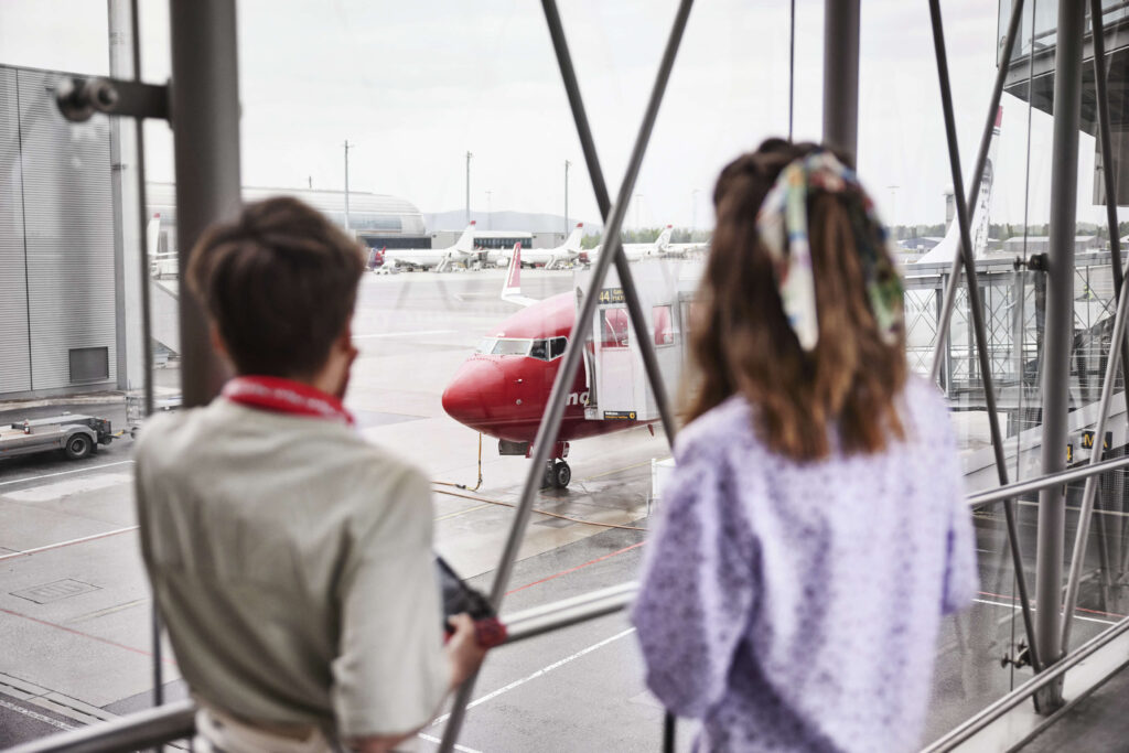 children_look_at_a_norwegian_plane.jpg