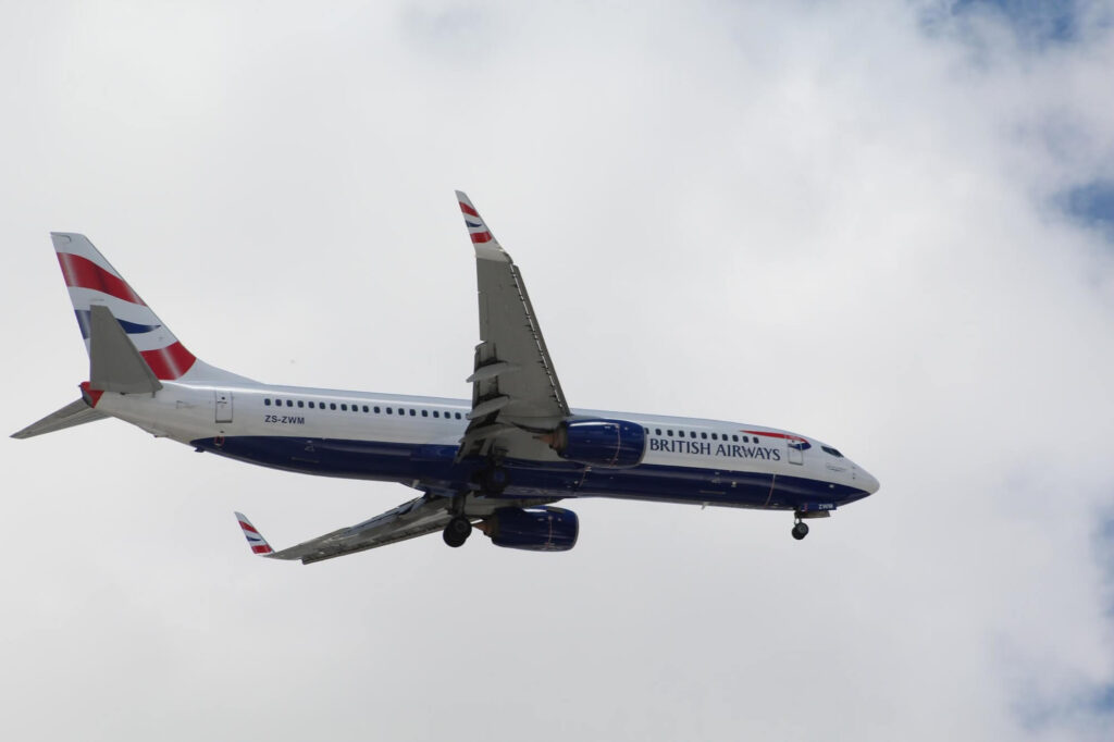 comair_737-8_landing.jpg