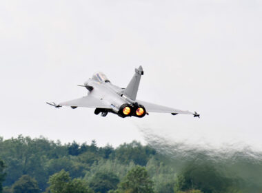 dassault_rafale_fighter_jet_at_low_altitude.jpg