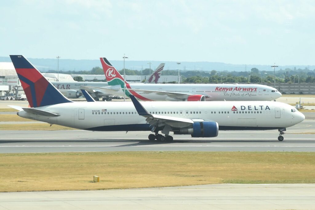 delta_air_lines_boeing_767-300_los_angeles_lax.jpg