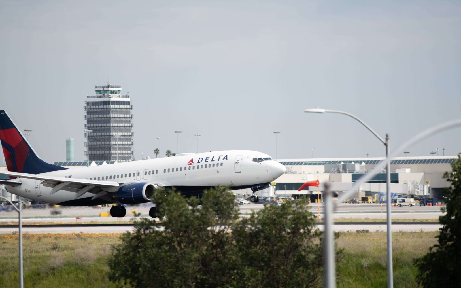 Delta Offers Pilots A 34 Pay Rise In New Three Year Labor Deal Report   Delta Airlines Jet At Los Angeles International Airport Lax. Min 1600x1000 