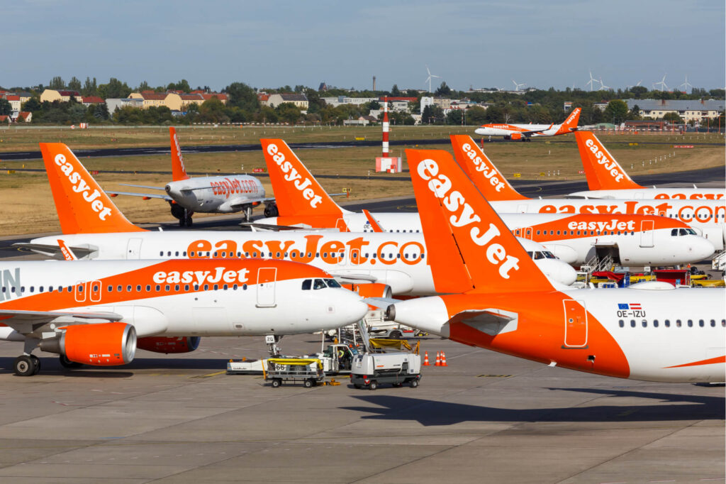 easyjet_a320_aircraft_at_tegel_berlin.jpg