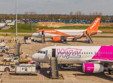 easyjet_and_wizz_air_airbus_a320_aircraft_at_london-luton_airport_ltn.jpg