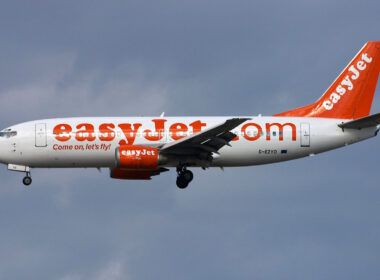 easyjet_boeing_737_landing_at_madrid_bajaras_airport_mad.jpg