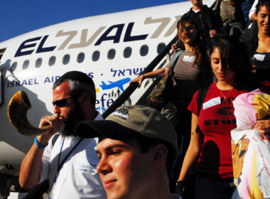 el_al_israel_airlines_flight_in_ben_gurion_airport.jpg