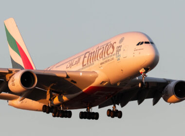 emirates_airbus_a380_on_approach_to_land_at_melbourne_airport.jpg