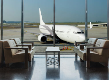 empty_airport_lounge_with_a_boeing_737ng_in_the_background.jpg