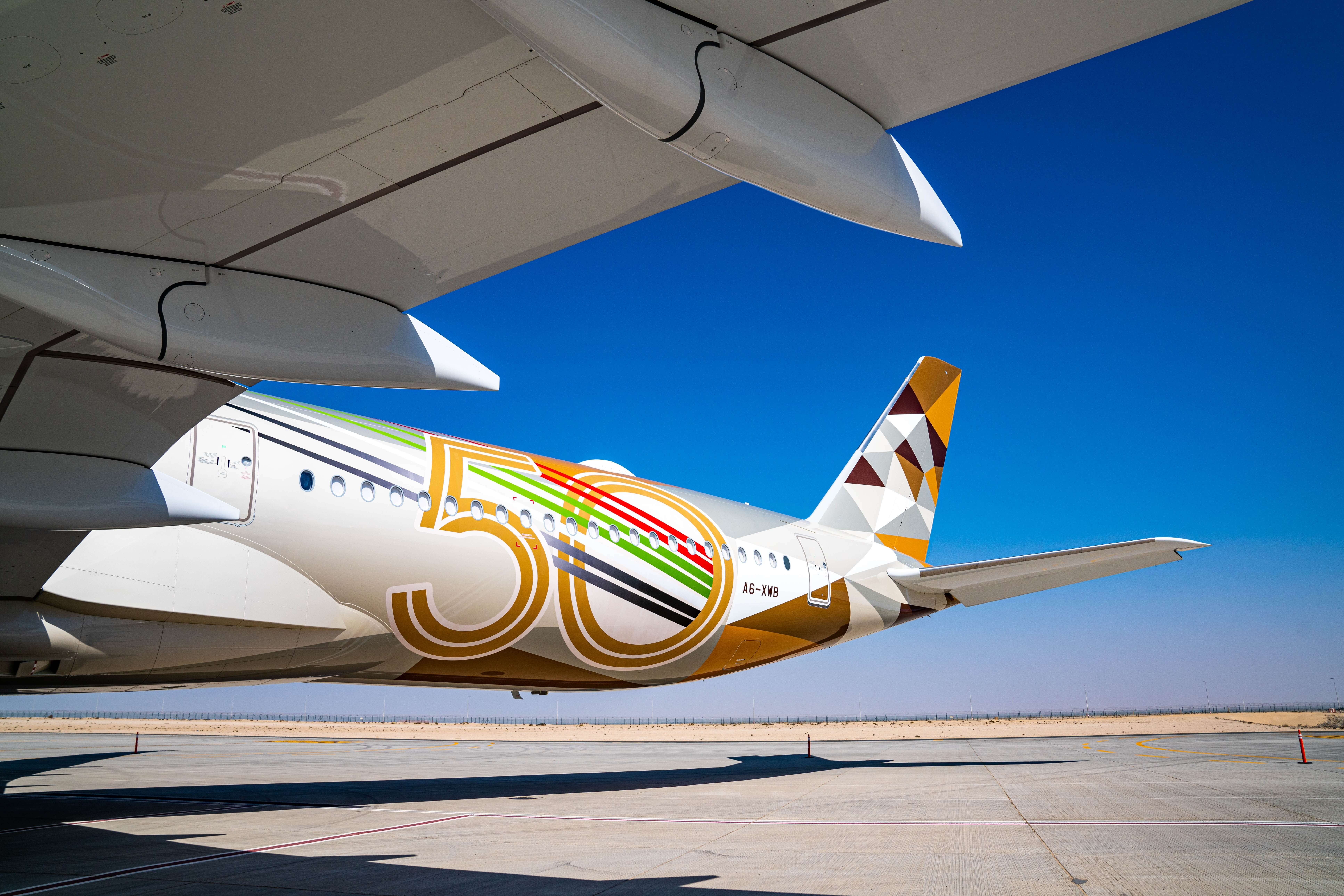 File:A plane from the ETIHAD Airways (UAE) in the blue paint of