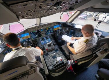 etihad_airways_pilot_cockpit.jpg