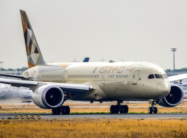 etihad_boeing_787_dreamliner_landing_in_frankfurt_airport_fra.jpg