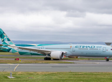 etihad_boeing_787_dreamliner_taxing_at_dublin_airport_dub.jpg