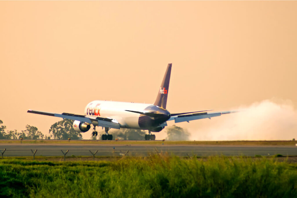 fedex_767_slid_as_it_taxis_at_manchester_boston.jpg