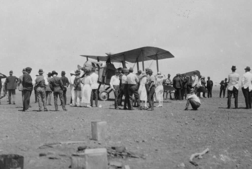 first_qantas_service_arrives_at_longreach.jpg