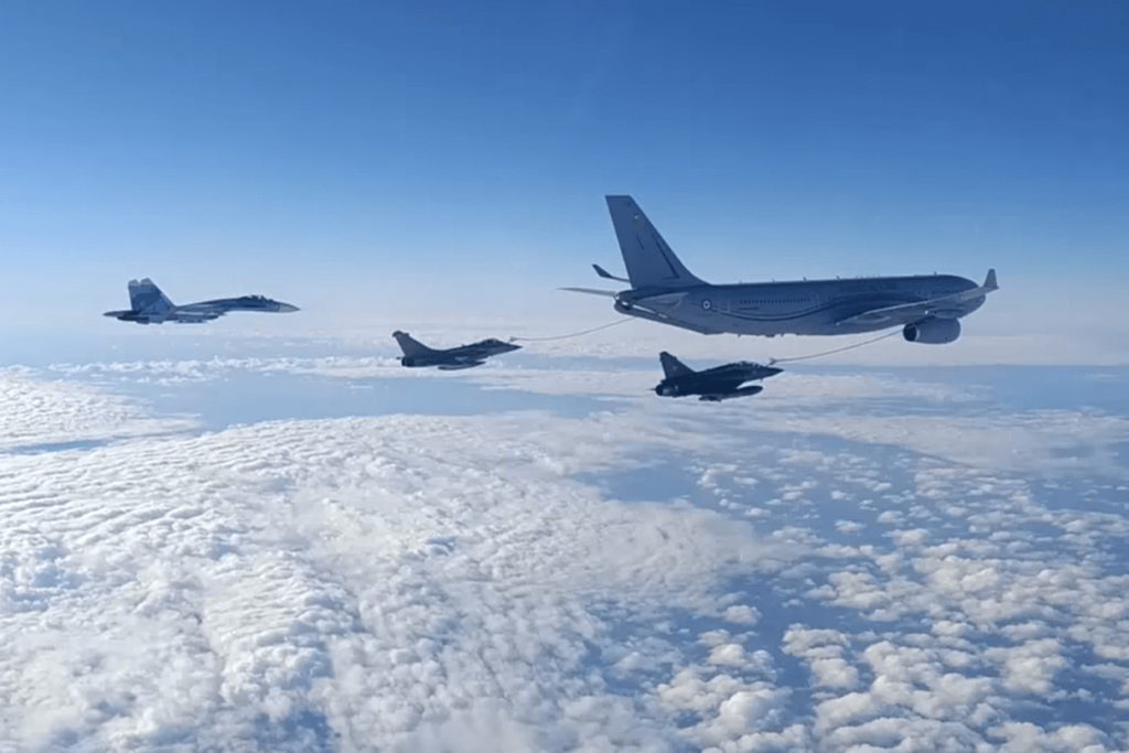 french_aircraft_escorted_by_russian_fighters_during_refueling.png