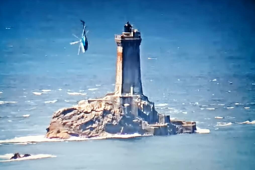 helicopter_experiences_near-miss_incident_with_lighthouse.jpg