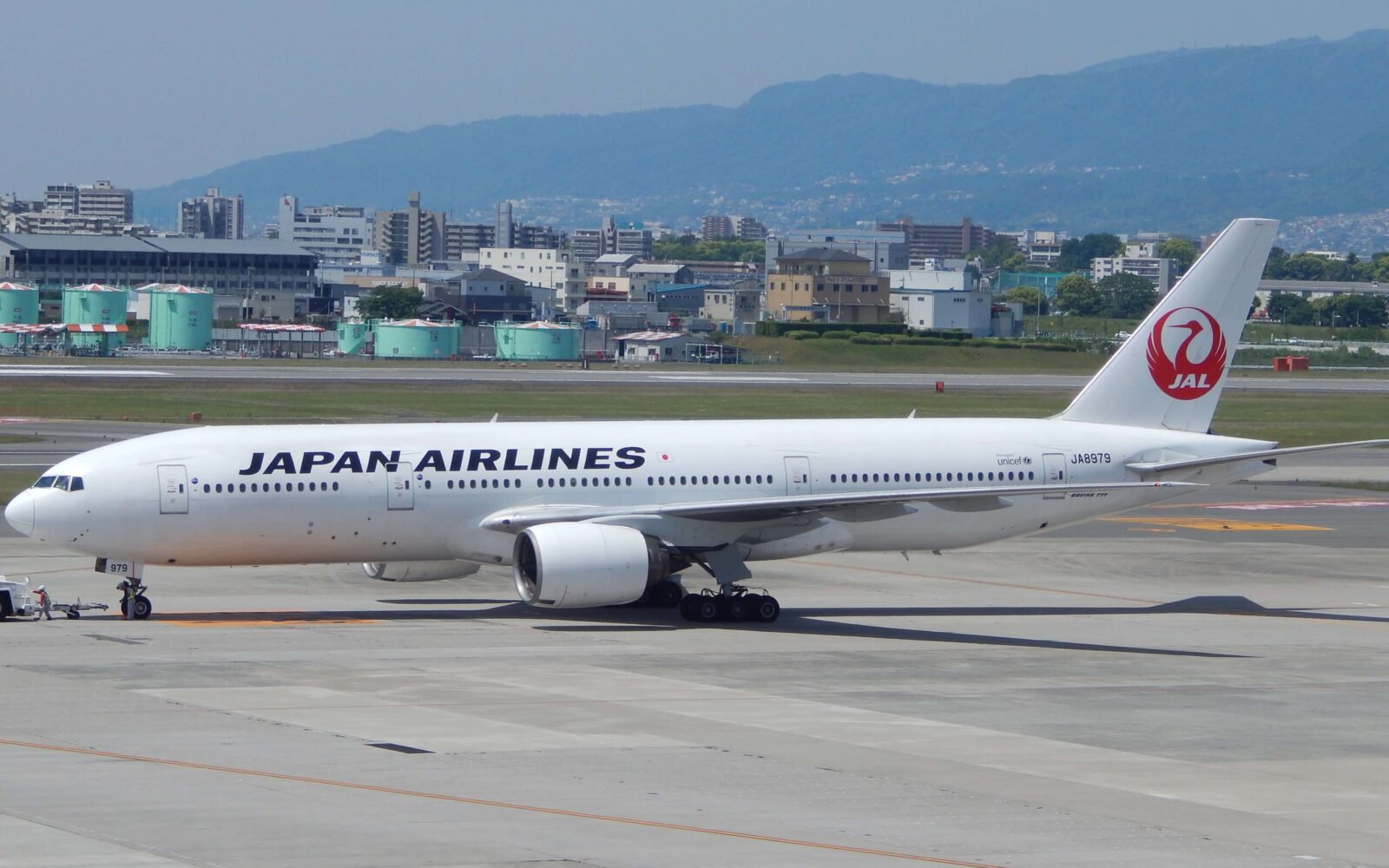 Japan Airlines Boeing 777 turns back after engine failure - AeroTime