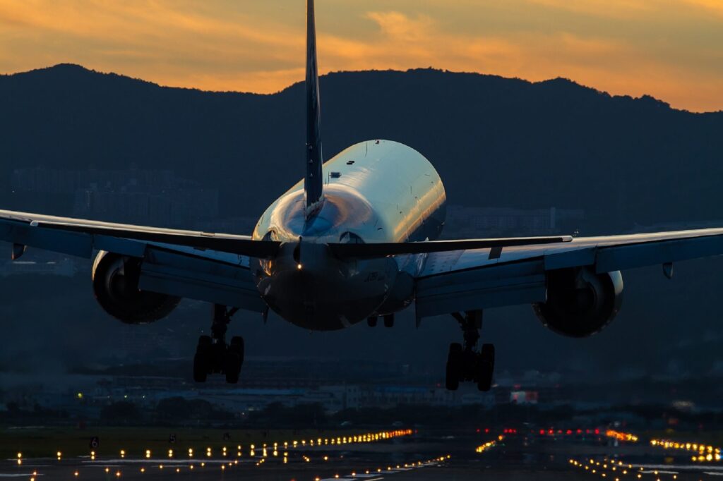 jal_boeing_777_landing.jpg