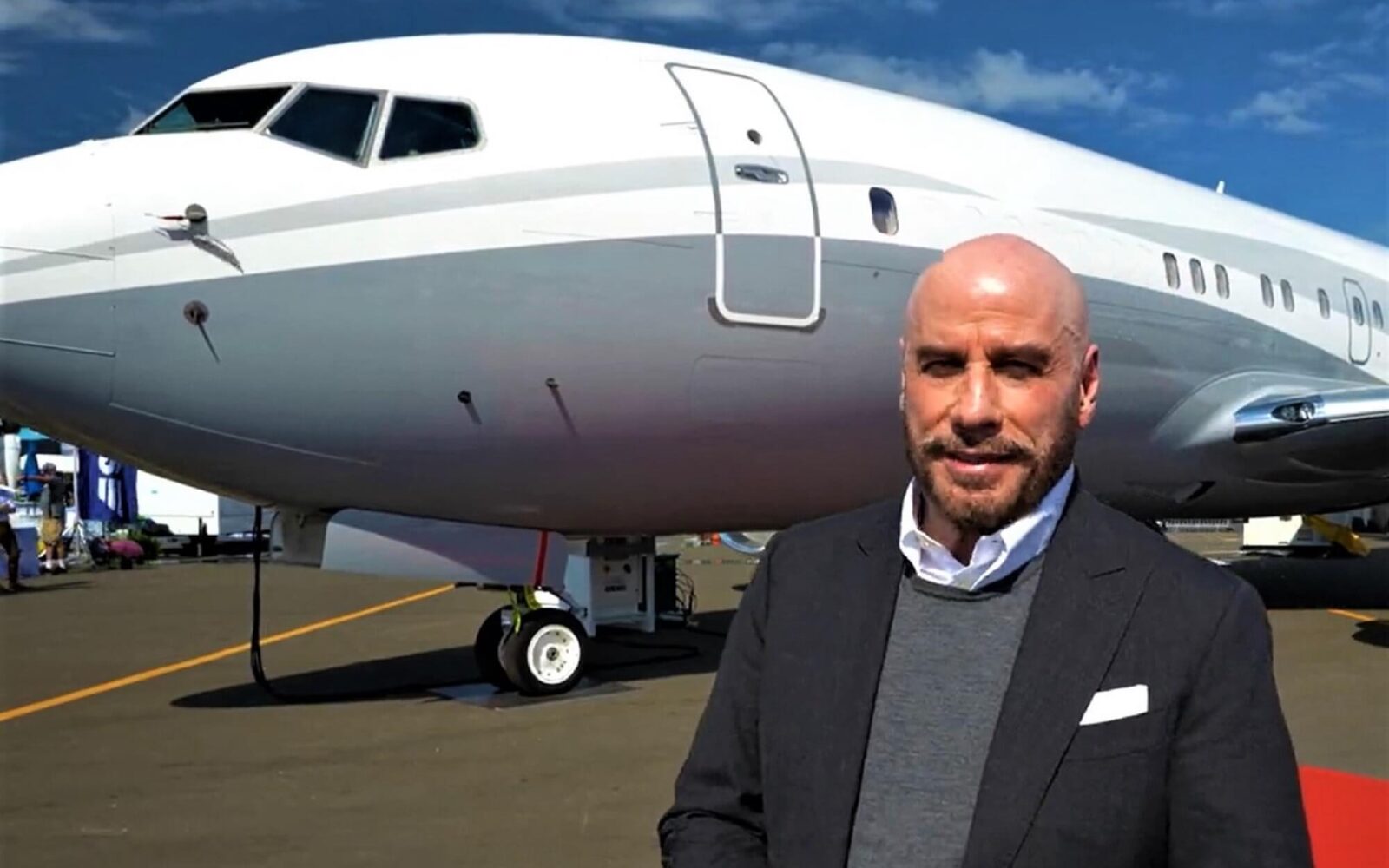 luxury-travel-boeing-shows-off-737-business-jet-with-the-help-of-john