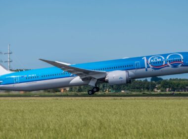 klm_boeing_787_dreamliner_with_special_klm_100_livery.jpg