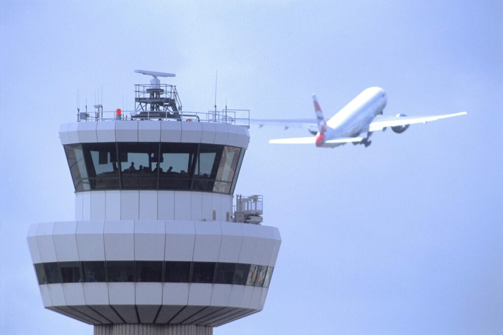 lgw_control_tower_with_aircraft.jpg