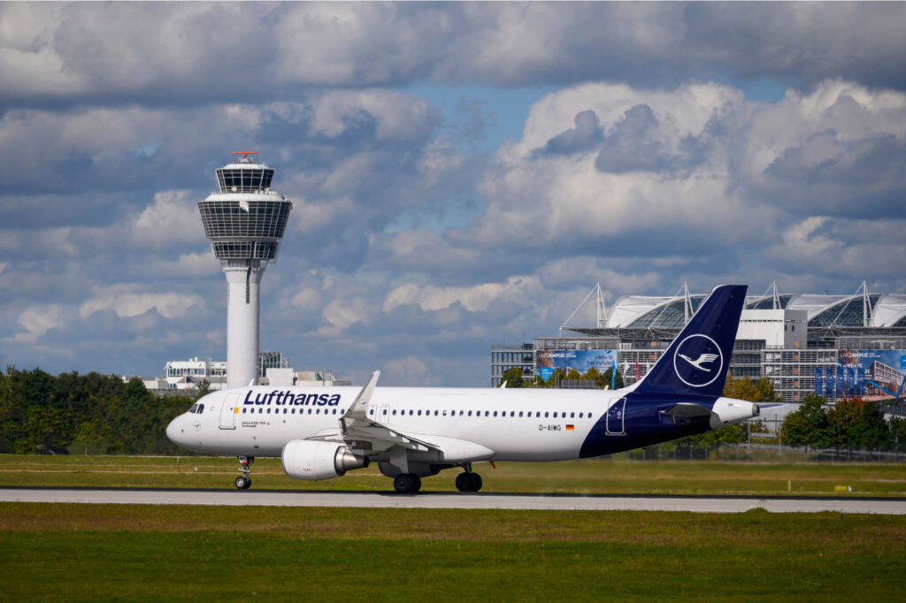 lufthansa_a320_at_munich_airport-3.jpg