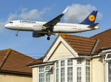 lufthansa_airbus_a320_landing_over_houses_near_london_heathrow_international_airport.jpg