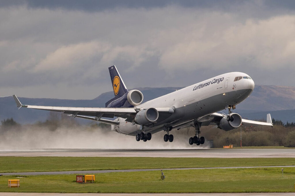 lufthansa_cargo_md-11_d-alcn_26035695743.jpg