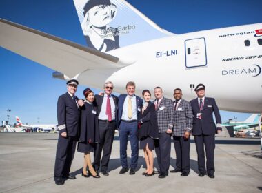 norwegian_air_shuttle_team_in_front_dreamliner.jpg