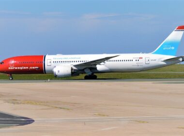 norwegian_unicef_livery_ln-lnt_boeing_787-9_dreamliner_40665124403-3.jpg