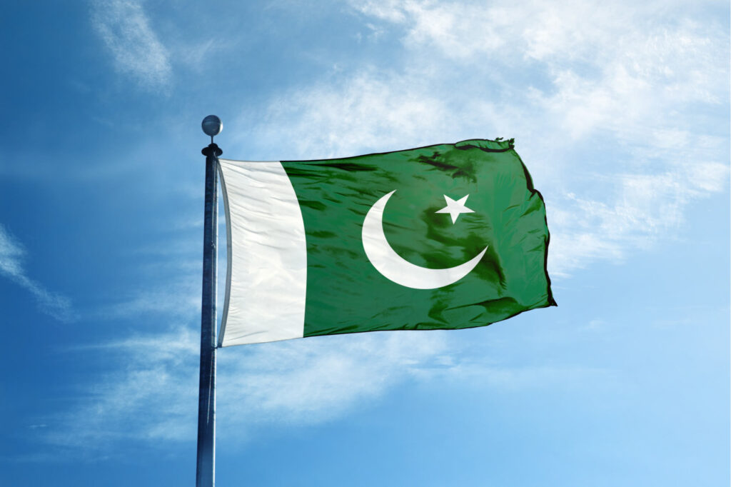 pakistan_flag_on_a_mast.jpg