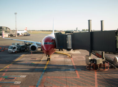 passengers_boarding_norwegian_boeing_737-1.jpg