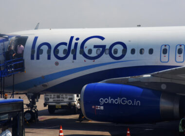 passengers_deboarding_indigo_airbus_a320_aircraft.jpg