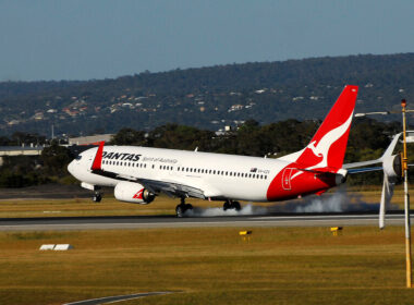 qantas_737-800_landing_runway_03_8117771186.jpg